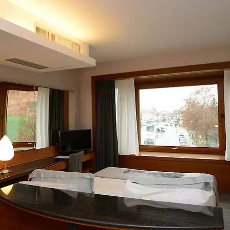 Western Roma 3*